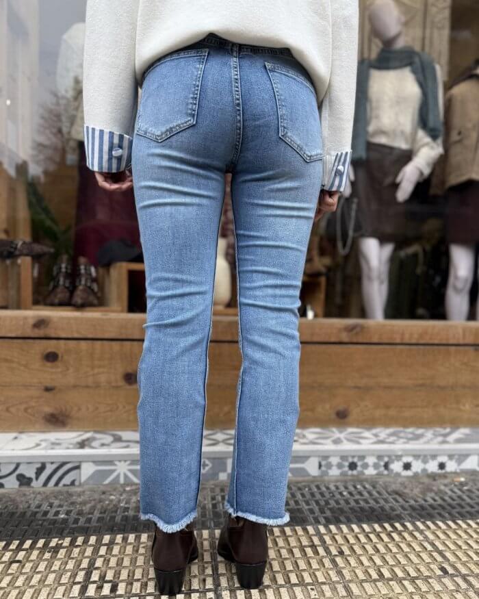 Jeans Corte Recto con Bajo Desflecado - Imagen 3